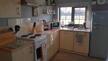 Family Cottage, 2 Bedrooms, Accessible, Garden View | Private kitchen | Fridge, microwave, oven, stovetop