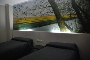Familienapartment, 2 Schlafzimmer | Allergikerbettwaren, Daunenbettdecken, Betten mit Memory-Foam-Matratzen