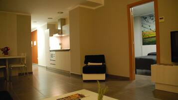 Eenvoudig appartement | Woonruimte | Flatscreentelevisie