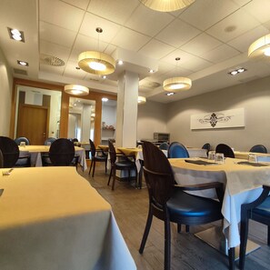 Free daily cooked-to-order breakfast 