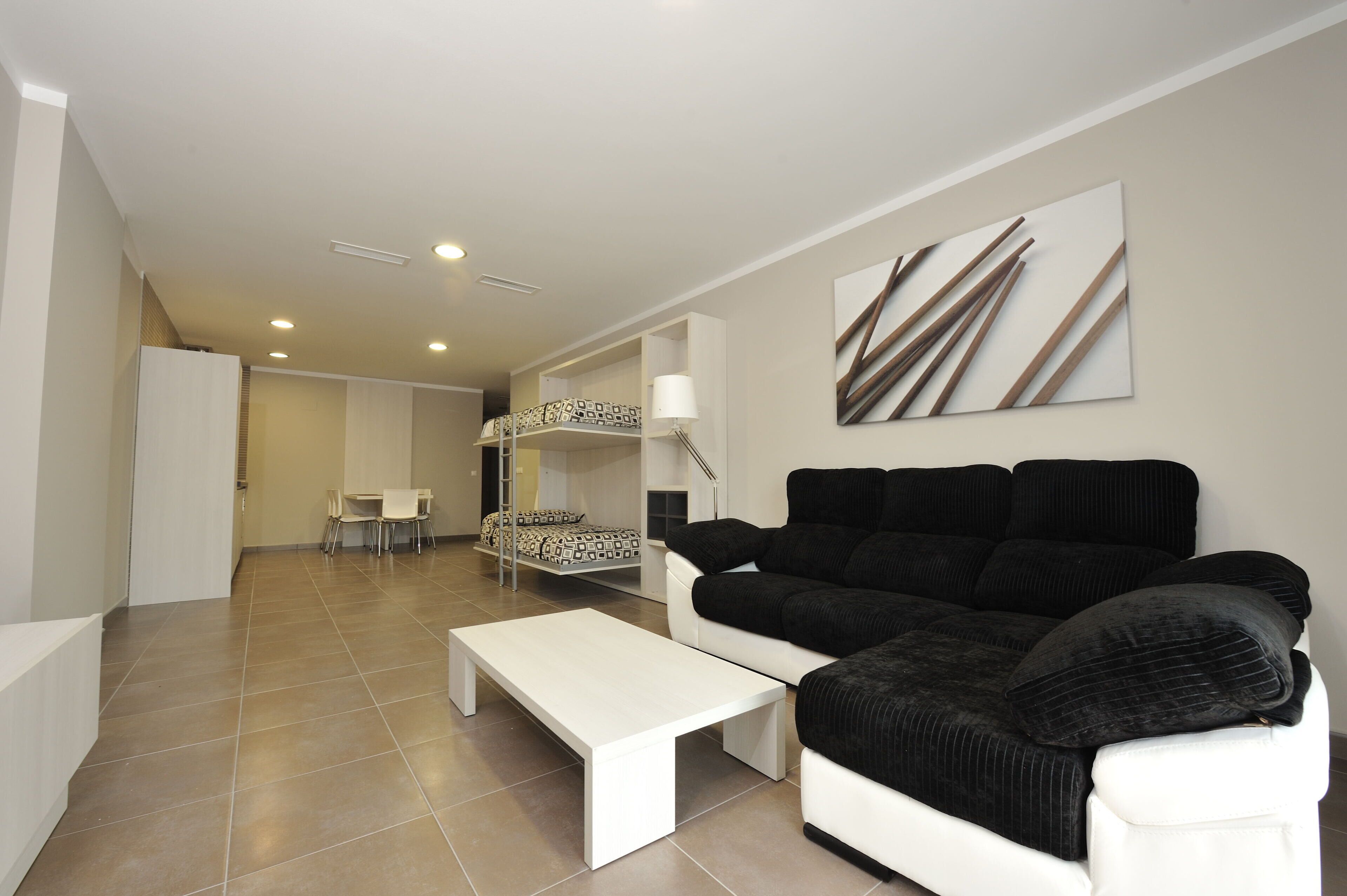 Apartamento familiar, 2 habitaciones | Zona de estar | Una televisión de pantalla plana