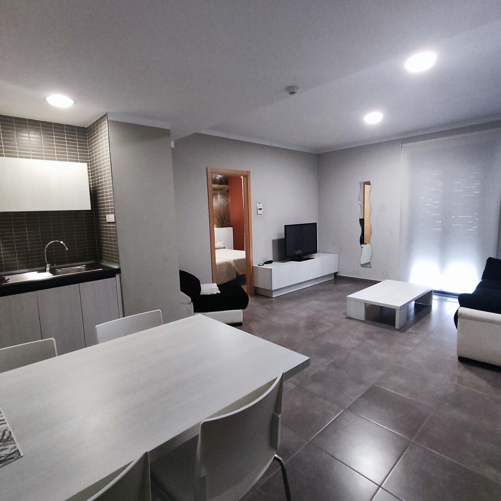 Eenvoudig appartement | Woonruimte | Een flatscreentelevisie