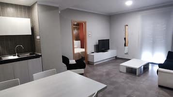 Eenvoudig appartement | Woonruimte | Een flatscreentelevisie