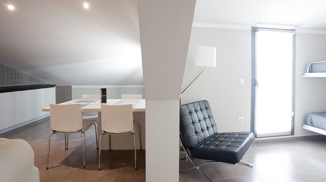 Eenvoudig appartement | Woonruimte | Flatscreentelevisie