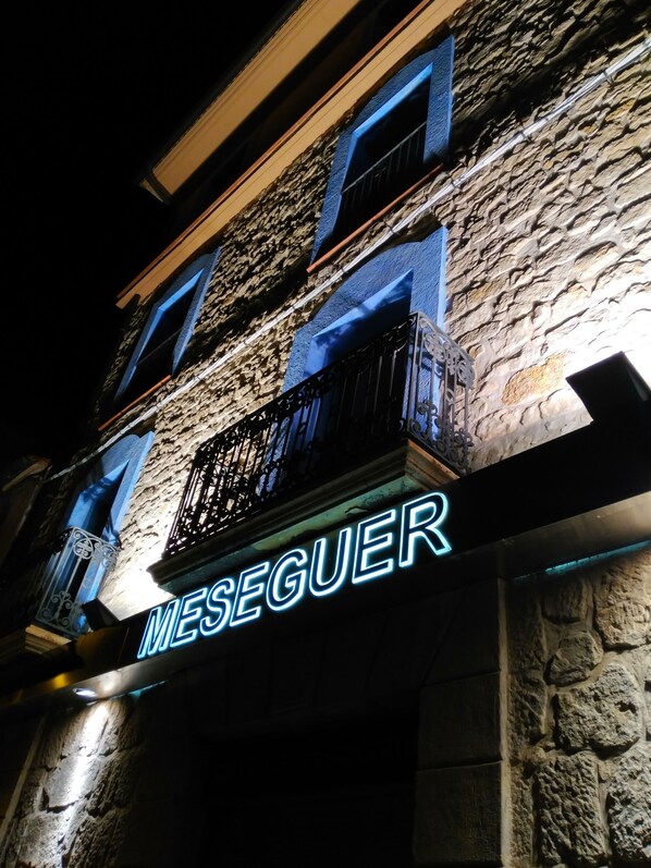 Front of property – evening/night - Aparthotel Meseguer (Alcaniz)