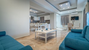 Villa – superior, 4 soverom, privat basseng, bassengutsikt (Chloe) | Oppholdsrom | En 32-tommers Flatskjerm-TV med Parabol-TV samt TV