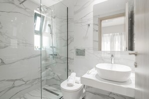 Familienvilla, 2 Schlafzimmer, eigener Pool, Poolblick (Artemisia) | Badezimmer | Dusche, Regendusche, kostenlose Toilettenartikel, Haartrockner