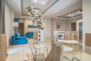 Superior villa, 4 slaapkamers, privézwembad, uitzicht op zwembad (Chloe) | Woonruimte | Een 32-inch flatscreentelevisie met satellietzenders en televisie