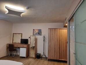 高档床上用品、办公桌、笔记本电脑工作区、遮光窗帘