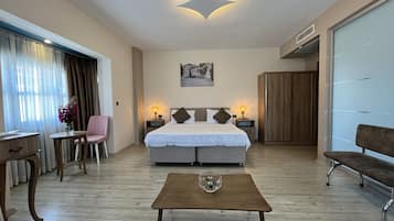 Romantik-dobbeltværelse | Premium-sengetøj, skrivebord, arbejdsområde til bærbare computere