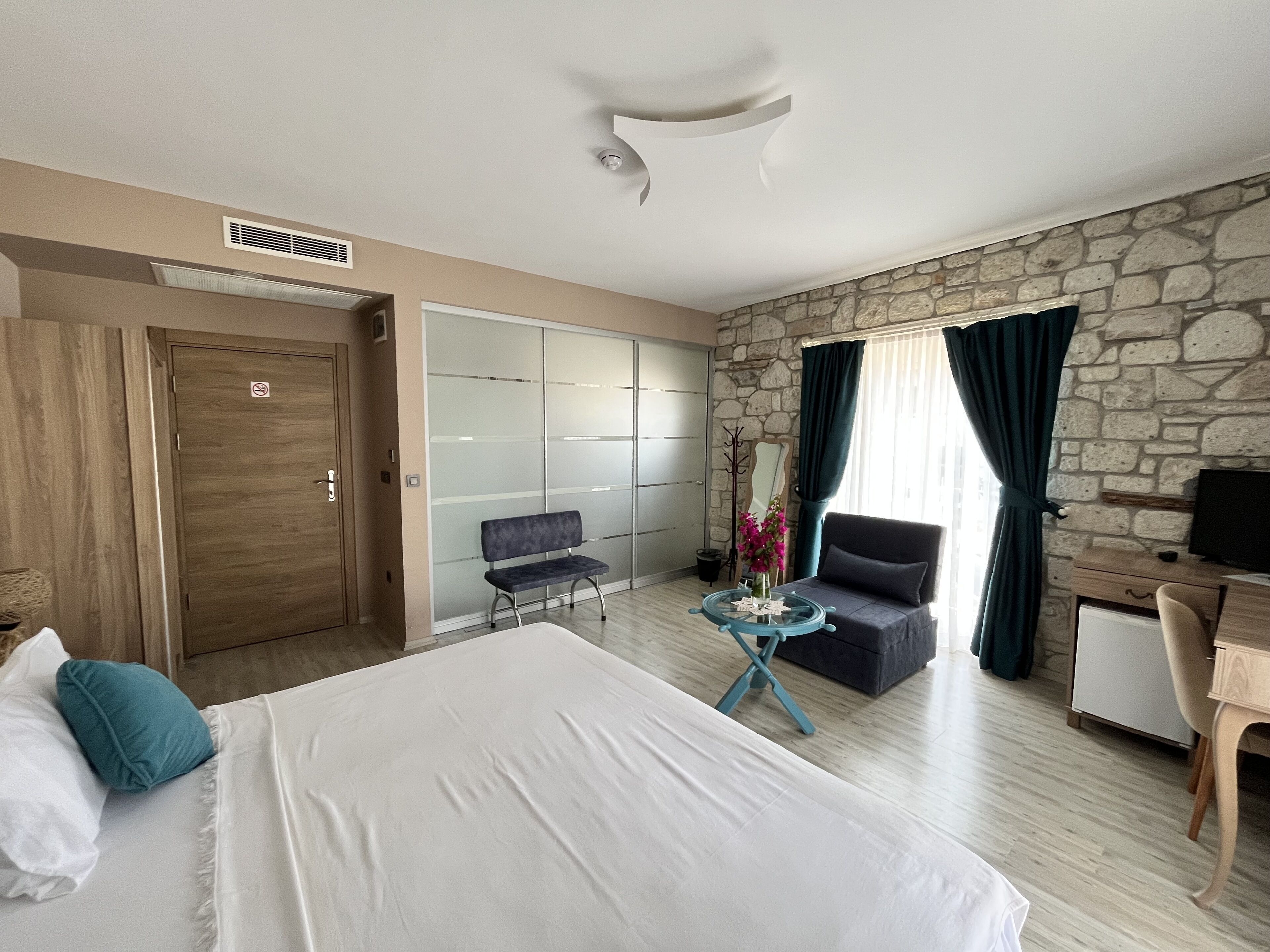 deluxe double room | 1 bedroom, premium bedding, desk, laptop workspace