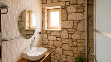 Deluxe Double Room | Bathroom | Shower, rainfall showerhead, free toiletries, hair dryer