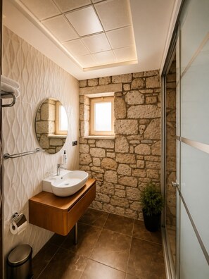Deluxe Double Room | Bathroom | Shower, rainfall showerhead, free toiletries, hair dryer - F&G Alaçatı (Cesme)