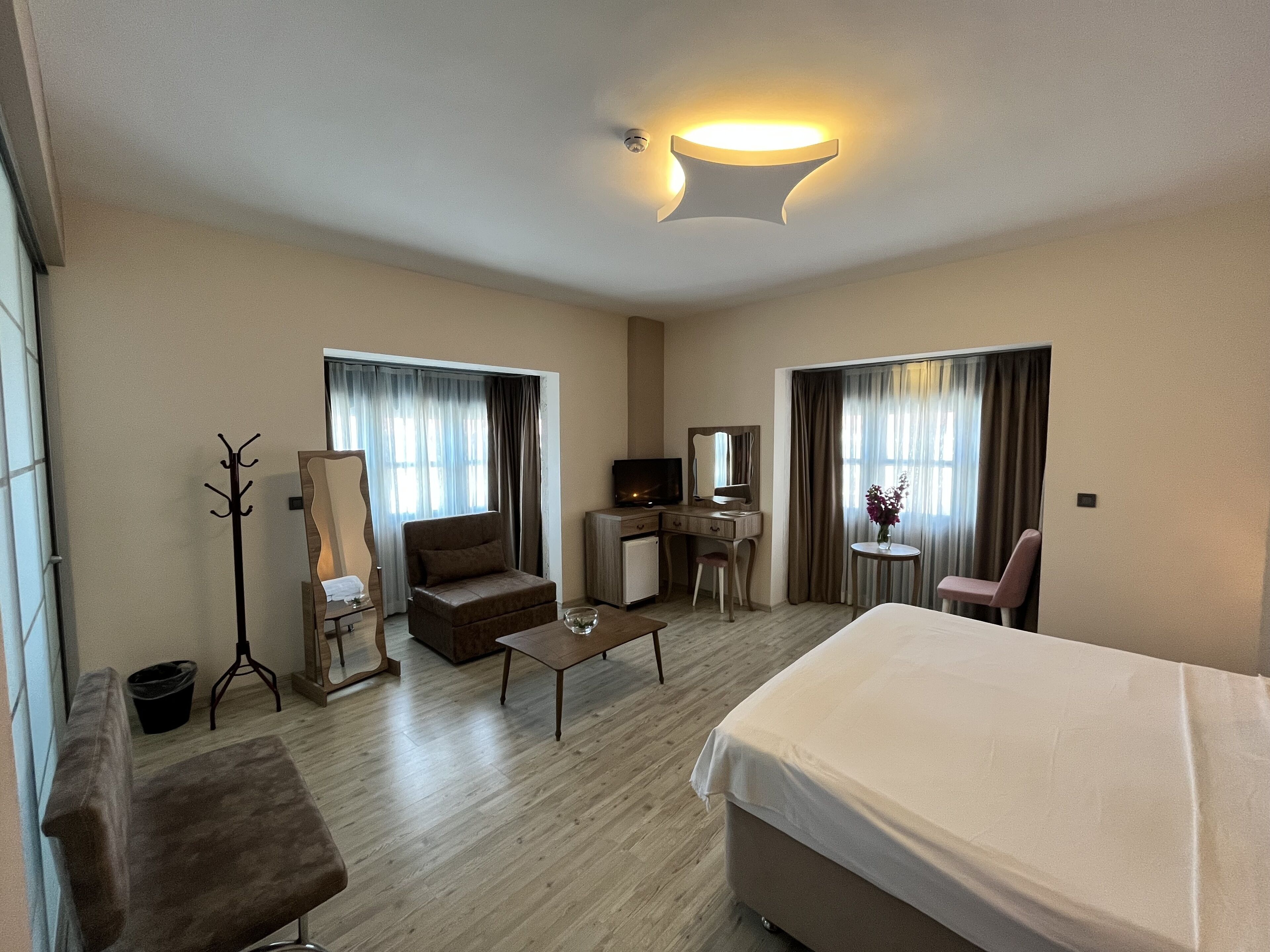 1 bedroom, premium bedding, desk, laptop workspace