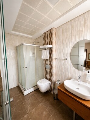 Shower, rainfall showerhead, free toiletries, hair dryer - F&G Alaçatı (Cesme)