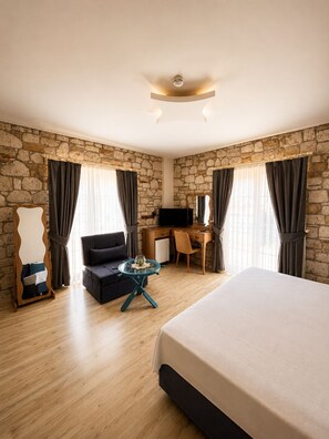 Premium bedding, desk, laptop workspace, blackout curtains - F&G Alaçatı (Cesme)