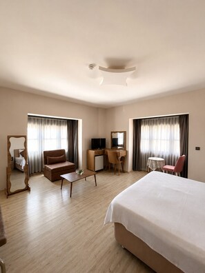 Premium bedding, desk, laptop workspace, blackout curtains - F&G Alaçatı (Cesme)