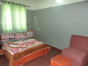 Standardværelse | Skrivebord, arbejdsområde til bærbare computere, sengetøj