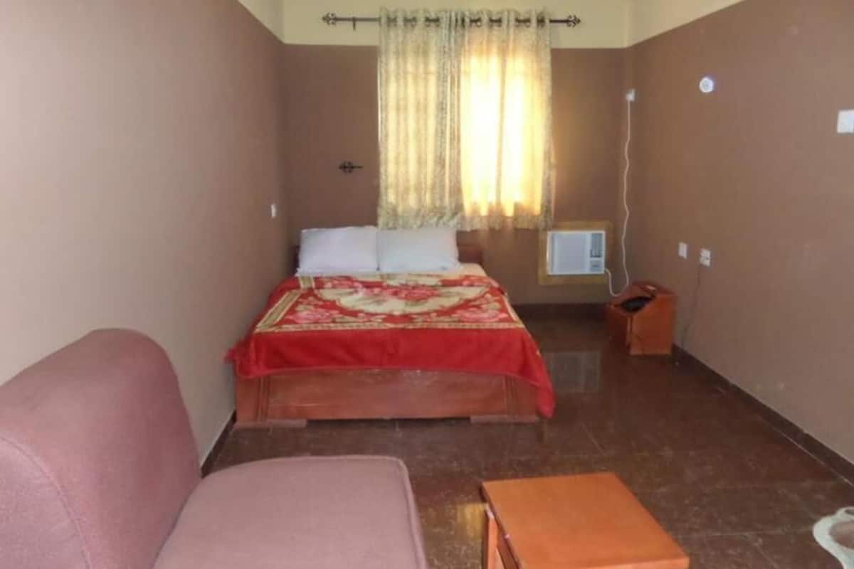 Escritorio, espacio para trabajar con laptop y ropa de cama