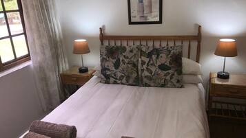 Chalet (4-Sleeper) | In-room safe, iron/ironing board, free WiFi, bed sheets