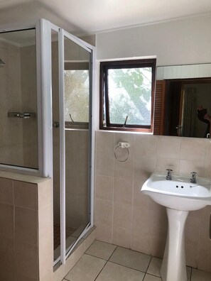 Chalet (4-Sleeper) | Bathroom | Hair dryer, towels - Woodbourne Resort (Knysna)