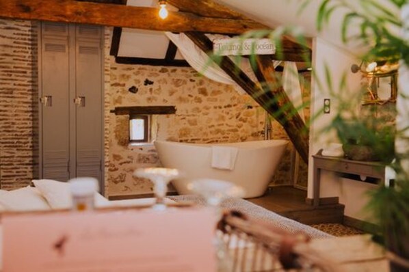 Triple Room (Pyla) | Individually decorated, individually furnished, blackout drapes