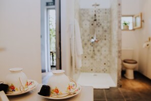 Doppelzimmer, Balkon (Hortense) | Badezimmer | Kostenlose Toilettenartikel, Haartrockner, Bademäntel, Handtücher