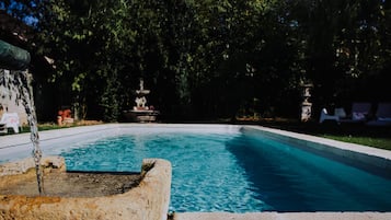 Una piscina al aire libre de temporada