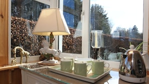 A kitchen counter with a tea set, a kettle, and a decorative horse statue. - Shian Cottage B&B (Dunkeld)