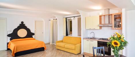 Studio – deluxe | Safe på rommet, individuelt dekorert, lydisolert og barnesenger