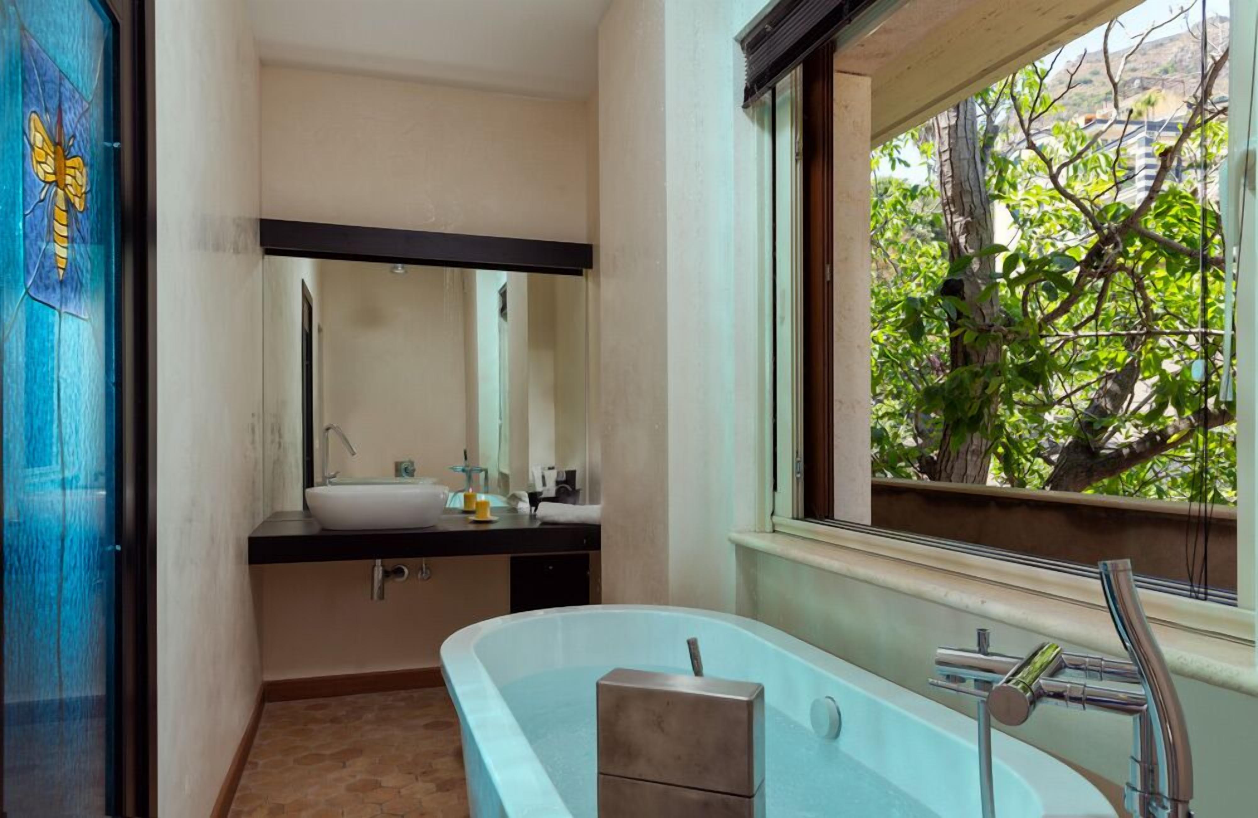 Studio Suite | Bathroom | Free toiletries, hair dryer, bidet, towels