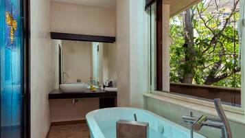 Studio Suite | Bathroom | Free toiletries, hair dryer, bidet, towels