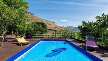 Alberca al aire libre, acceso de 09:00 a 20:30, y camastros