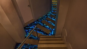 Un escalier dont les marches sont dotées de lumières LED bleues.