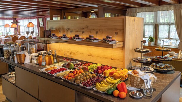 A buffet with various fruits, vegetables, and desserts. - Hotel-Gasthaus Goldener Engel (Glottertal)