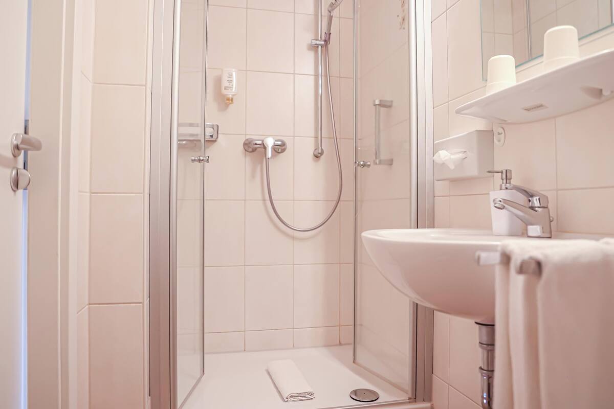 comfort room, balcony | bathroom | towels