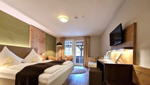 A hotel room with a bed, a desk, a chair, a TV, and a window. - Hotel-Gasthaus Goldener Engel (Glottertal)