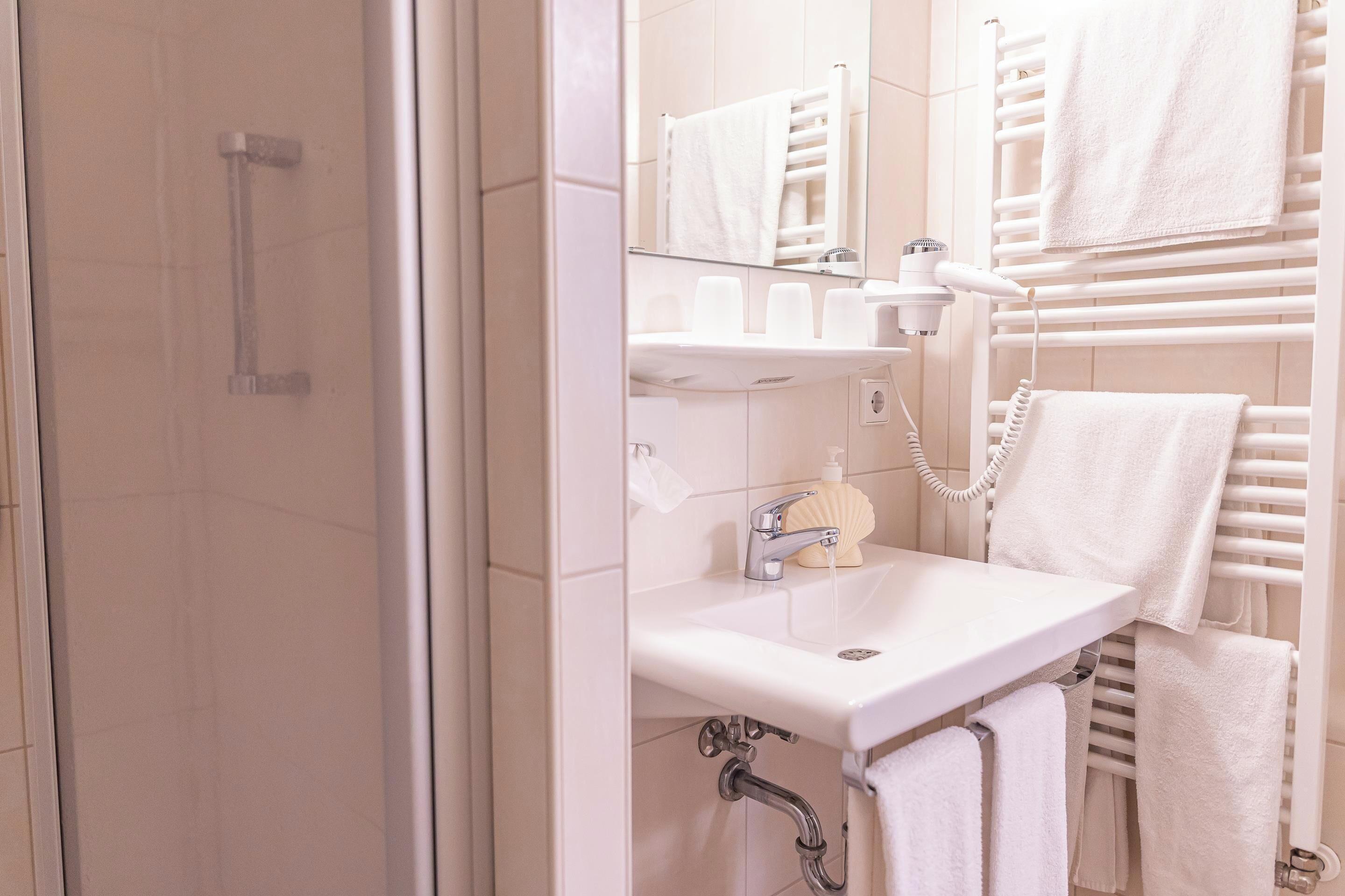 comfort room, balcony (a) | bathroom | towels