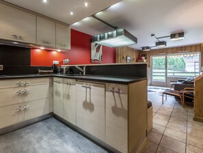 Réfrigérateur, micro-ondes, lave-vaisselle, cafetière/bouilloire