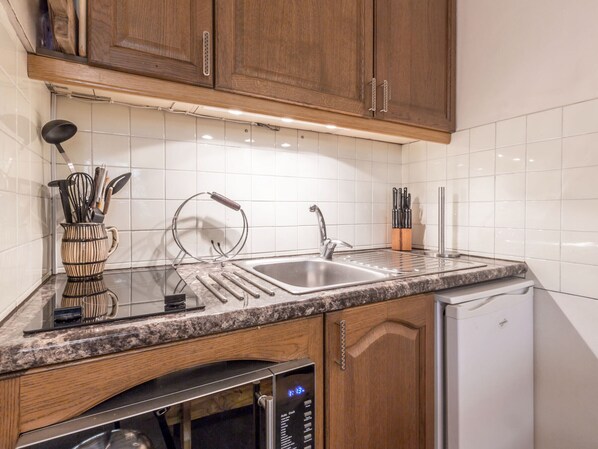 Kühlschrank, Mikrowelle, Wasserkocher mit Kaffee-/Teezubehör, Toaster