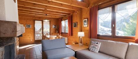 TV a schermo piatto, caminetto