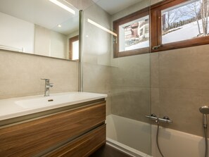 Bathroom - Spacious 4-room apartment near slopes with WIFI (La Clusaz)