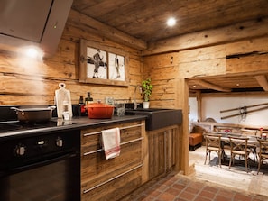Fridge, microwave, oven, dishwasher - Renovated Savoyard chalet, 10 pers, near slopes, pets allowed (La Clusaz)