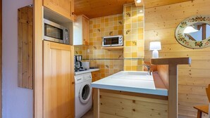 Coffee/tea maker, fridge, microwave, stovetop