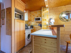 Kühlschrank, Mikrowelle, Herdplatte, Geschirrspüler