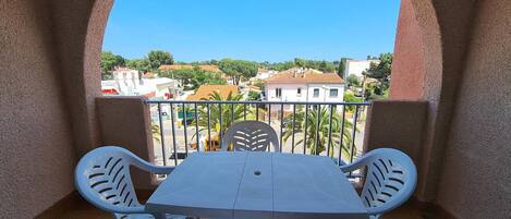 تناول الطعام بالخارج