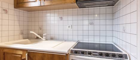 Jääkaappi, mikroaaltouuni, uuni, astianpesukone