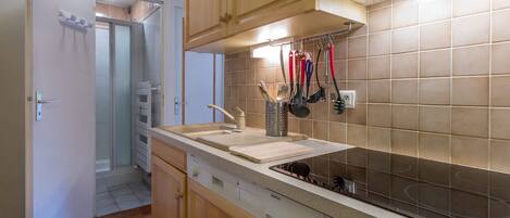 Een koelkast, een vaatwasser