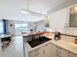 Kylskåp, mikrovågsugn, ugn och spishäll