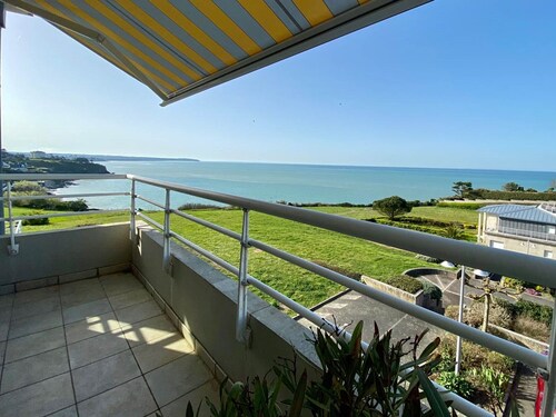 Apartment 300m from the beach with balcony and parking in Granville